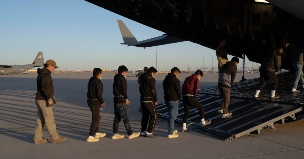 600 mil migrantes deportados y 1,9 millones que salieron por su cuenta en menos de un año