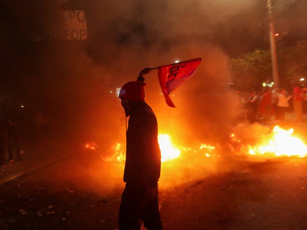 A dos semanas de la elección presidencial, Honduras sigue sin conocer al ganador y crece la tensión con denuncias de golpe y autogolpe.