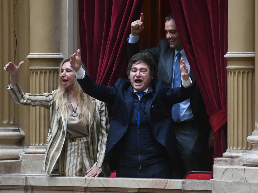 A pocos días de terminar el año, el Gobierno retiene a gobernadores fondos por $ 800.000 millones.