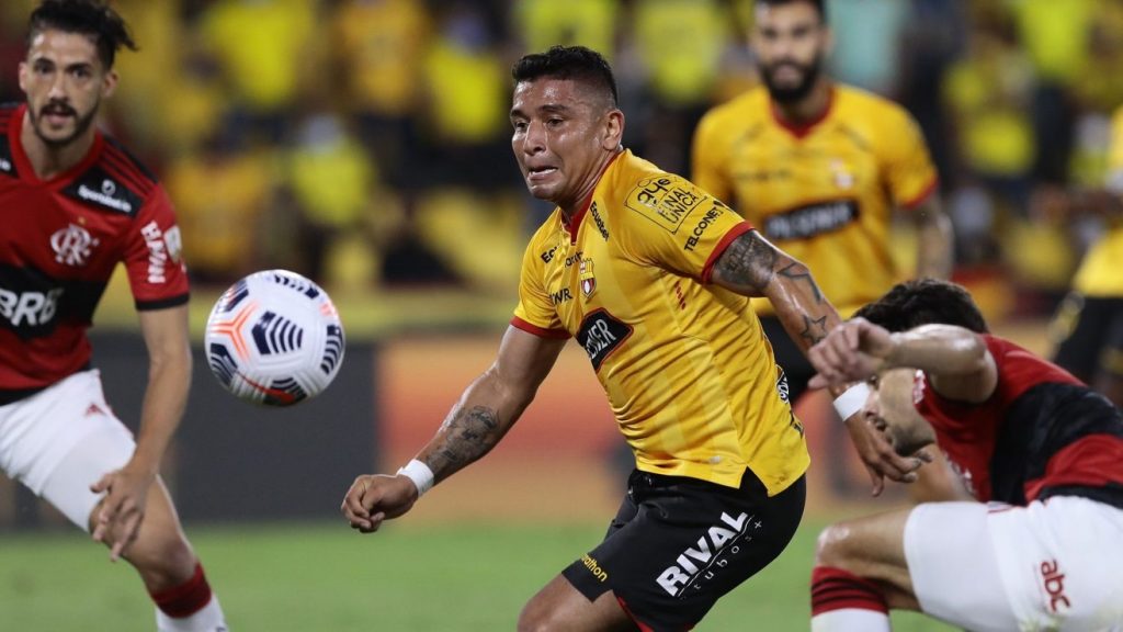 Acribillaron a tiros a una mujer tras asistir al funeral del futbolista Mario Pineida en Ecuador