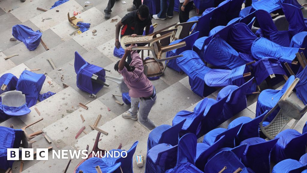 Aficionados indignados lanzan sillas y botellas en un evento de Messi en la India Aficionados indignados lanzan sillas y botellas en un evento de Messi en la India