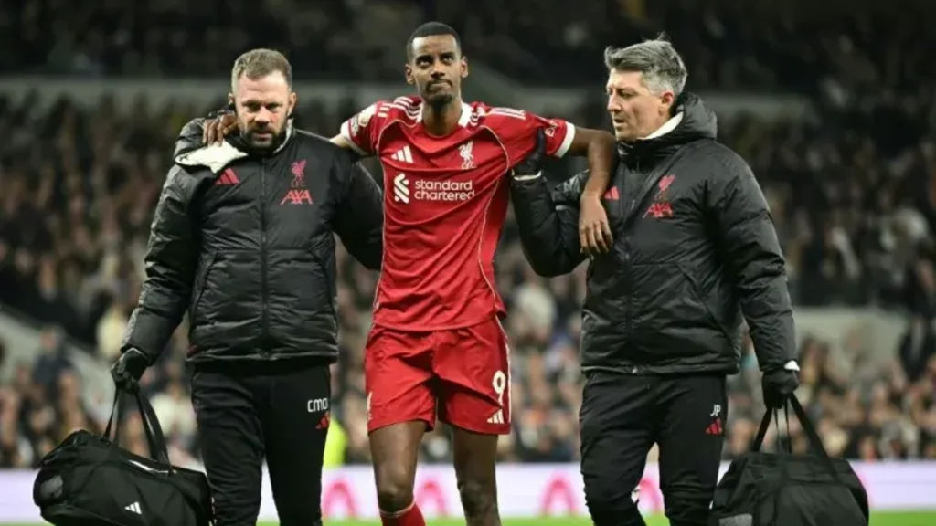 Alexander Isak, el fichaje más caro de la Premier League, fue operado tras dura lesión en el tobillo y el peroné