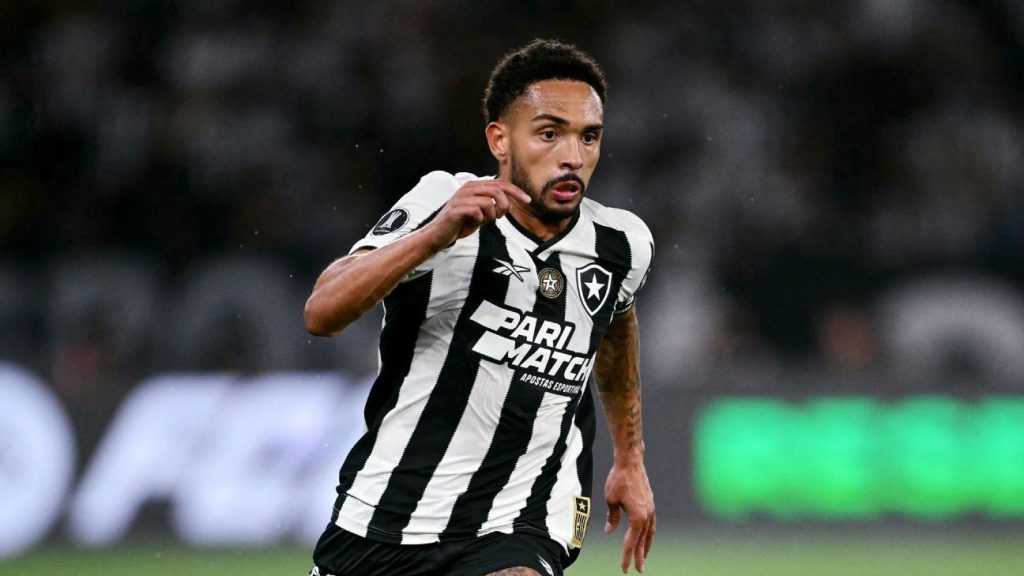 Alselmi 'trava' dijo de Vitinho, Botafogo fixa preço para business e afasta interesse de São Paulo e europeus