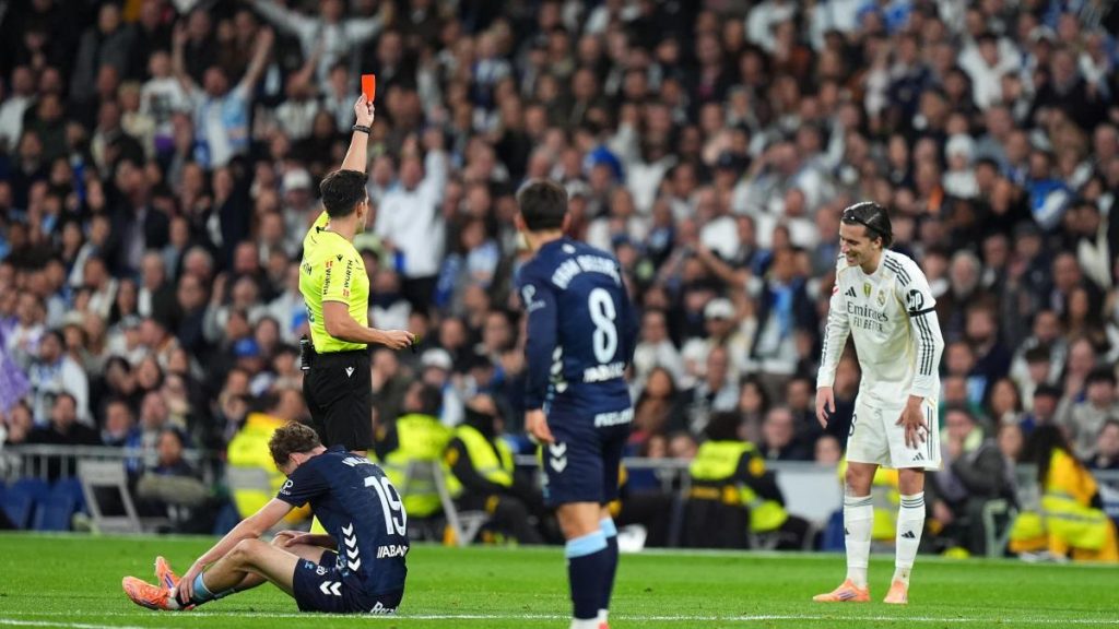 Álvaro Carreras, al árbitro del Real Madrid-Celta: “Eres malísimo” Álvaro Carreras, al árbitro del Real Madrid-Celta: “Eres malísimo”