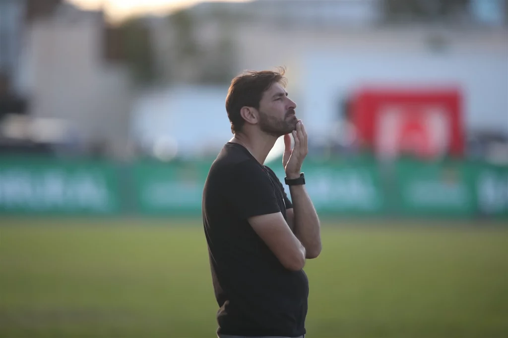 Álvaro García, el técnico que busca llevar al Deportivo Achuapa a su primera gran final