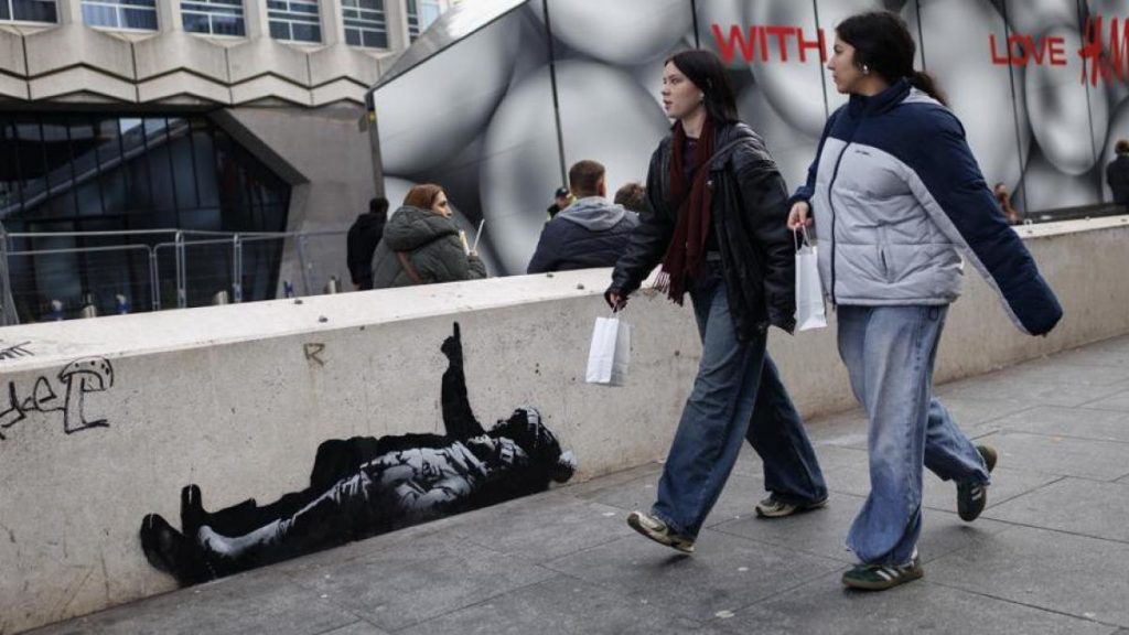 Aparecen dos murales iguales de Bansky en diferentes partes de Londres