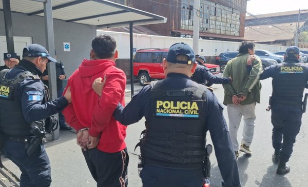 Asaltantes huyen en taxi y son capturados en zona 12 Asaltantes huyen en taxi y son capturados en zona 12