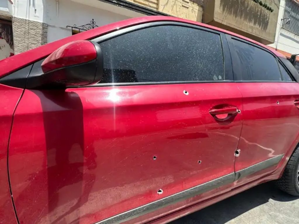 Atacan a tiros el auto de periodista en Perú tras denunciar a un gobernador prófugo Atacan a tiros el auto de periodista en Perú tras denunciar a un gobernador prófugo