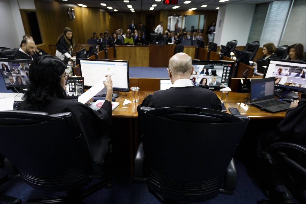 Atrasados ​​INSS: Justiça libera R$ 2,3 bi a aposentados - 27/12/2025 - Economía