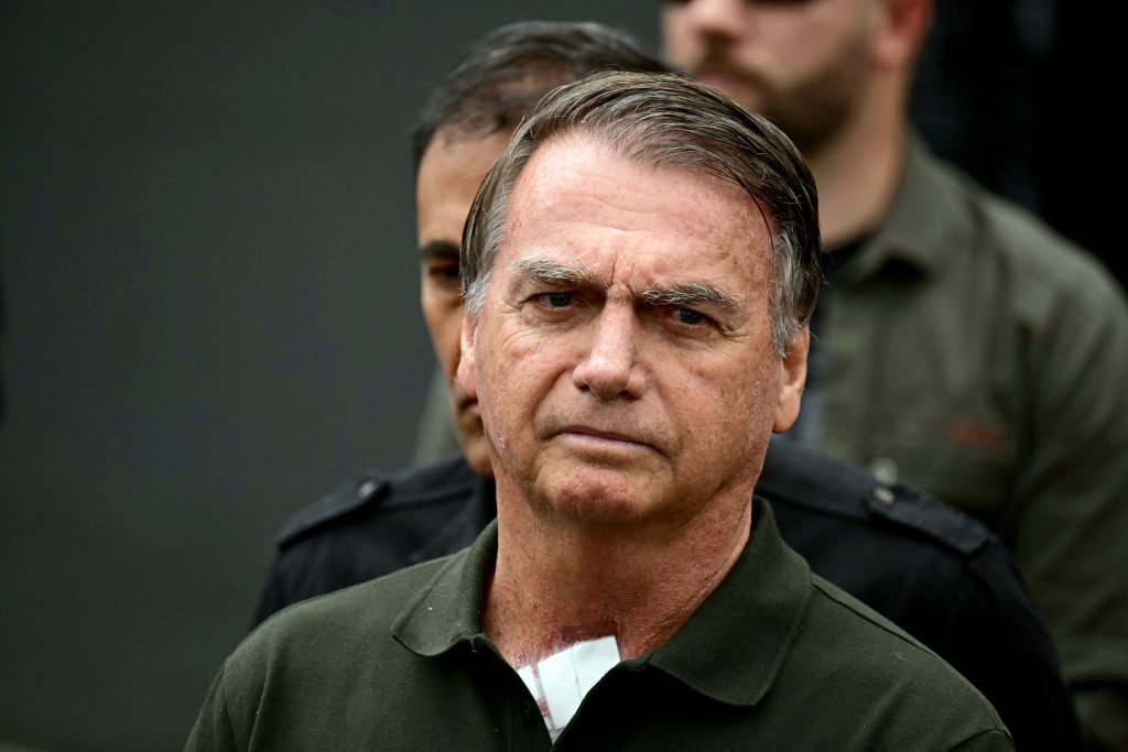 Bolsonaro deixa PF para ser internado en hospital en Brasilia; expresidente fará cirugía para tratar hernia