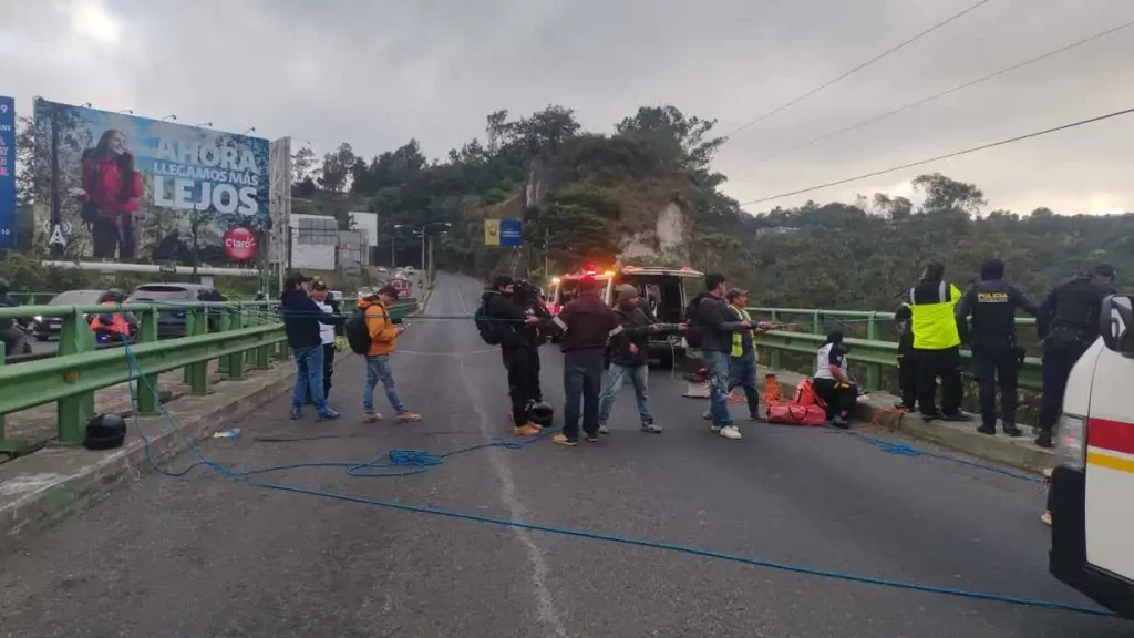 Bomberos rescatan a un hombre que intentaba lanzarse del puente Las Charcas