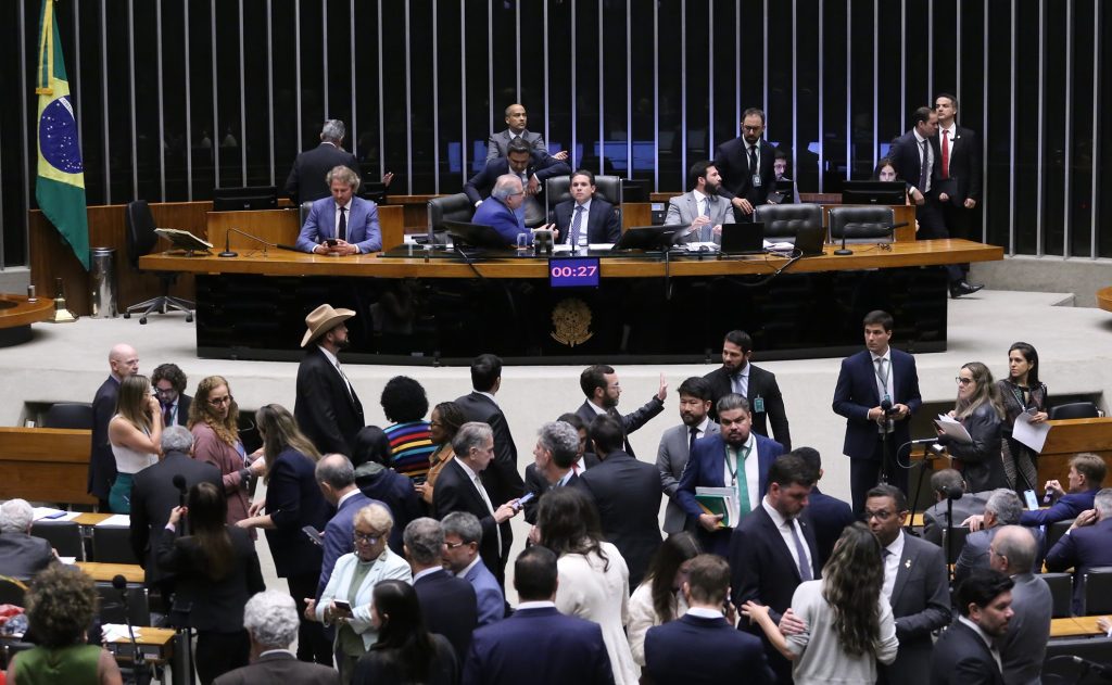 Congresso retoma trabalhos nesta segunda com eleições no radar y 73 vetos para analizar Cámara aprova proyecto que corta isenções tributárias e libera R$ 22,45 bilhões no Orçamento de 2026