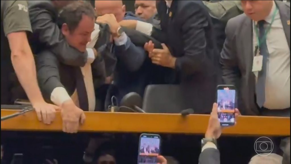 Cámara suspendida por seis meses diputado Glauber Braga; diputado era alvo de proceso de casación