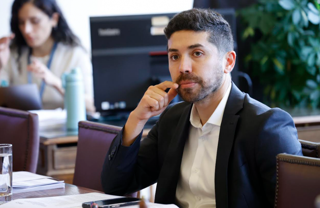 “Chile no se cae a pedazos”: Diputado Santana refuta tesis de José Antonio Kast