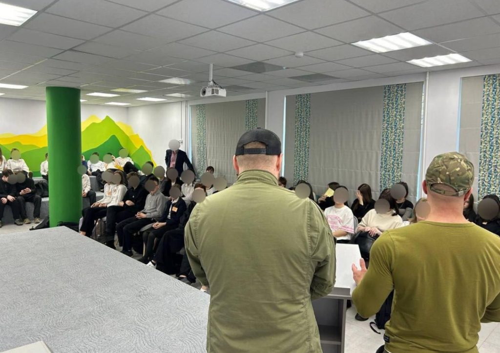 Combatiente neonazi conocido por coleccionar orejas entrena a niños en escuelas rusas