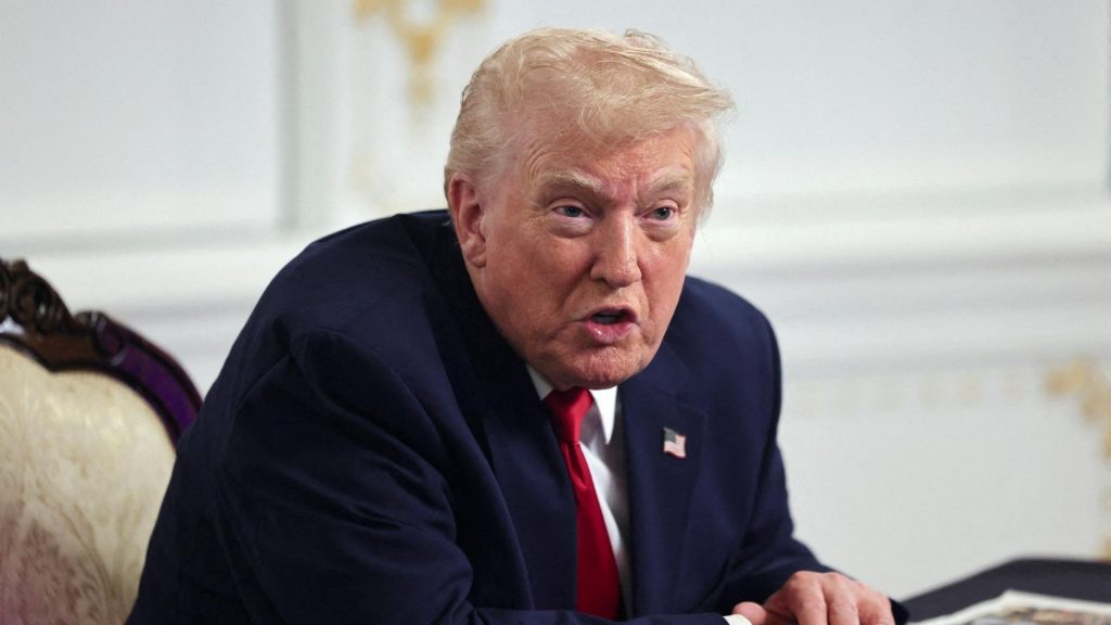 Como un dictador: Trump amenaza con “terminar” licencias de transmisión de cadenas que lo critican