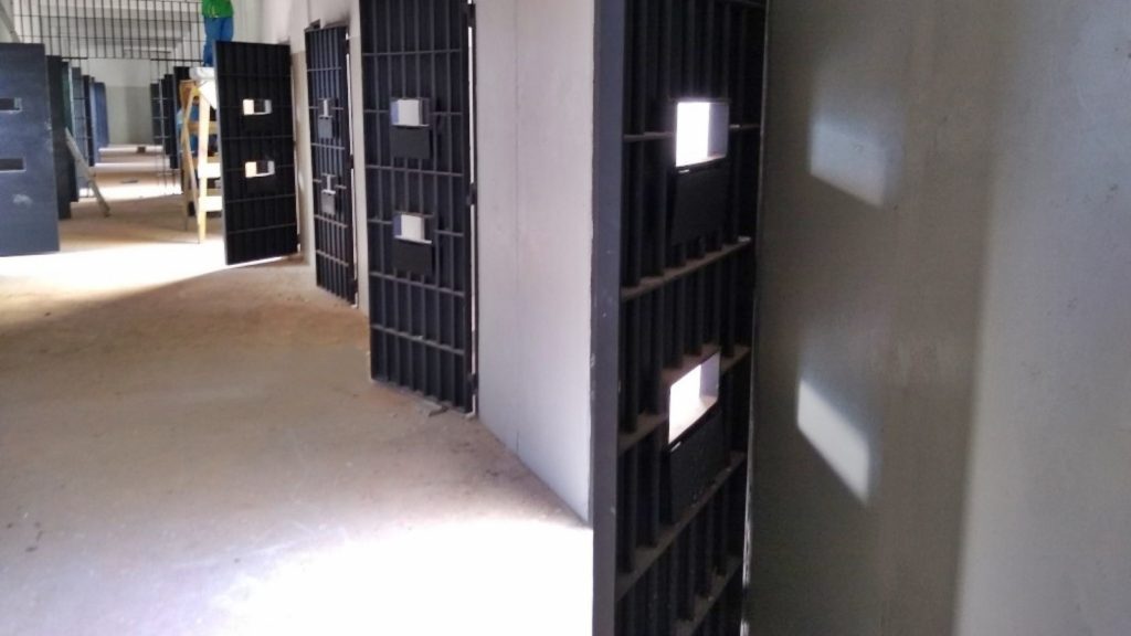 Condenados por asesinato, roubo, feminicidio, tráfico e estupro ficam de fora de indultos de Natal; entendía