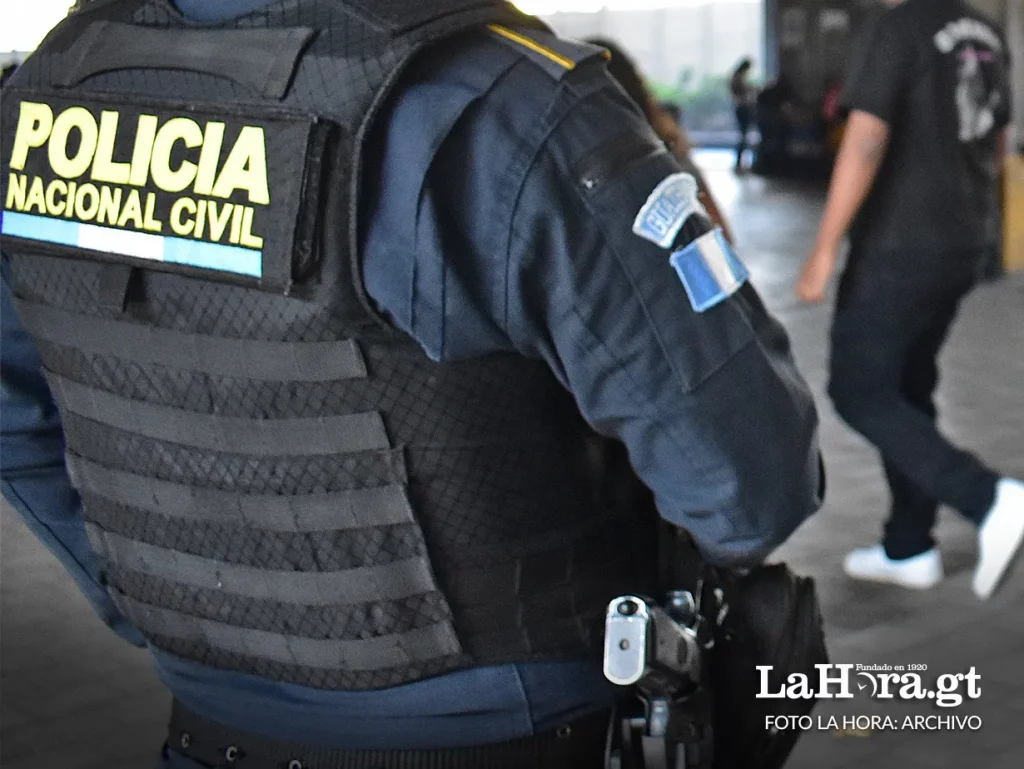 Condenan a más de ocho años de prisión a policía que exigió Q2 mil y llevó a sus víctimas a un cajero Condenan a más de ocho años de prisión a policía que exigió Q2 mil y llevó a sus víctimas a un cajero