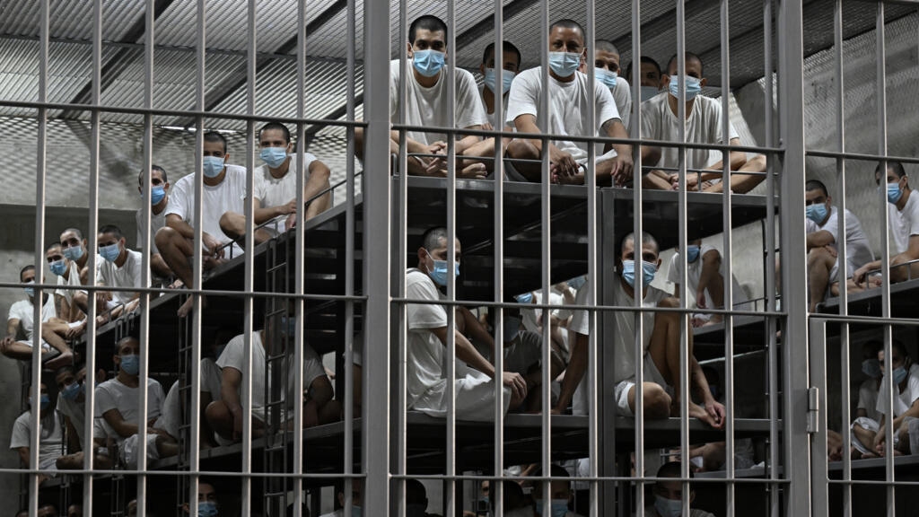 Condenan a pandilleros en El Salvador a penas de hasta mil años de cárcel Condenan a pandilleros en El Salvador a penas de hasta mil años de cárcel