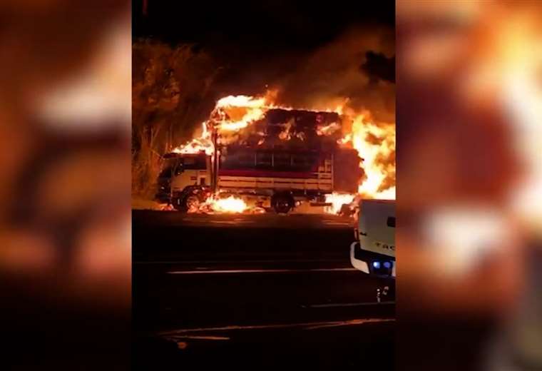 Cruz Roja atendió a dos pacientes tras incendio de camión en Ruta 27 Cruz Roja atendió a dos pacientes tras incendio de camión en Ruta 27