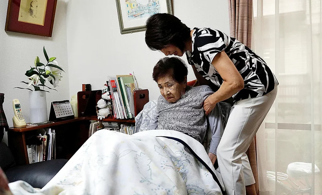 Cuando los ancianos del envejecido Japón matan a sus padres centenarios por la "fatiga del cuidador" Cuando los ancianos del envejecido Japón matan a sus padres centenarios por la "fatiga del cuidador"