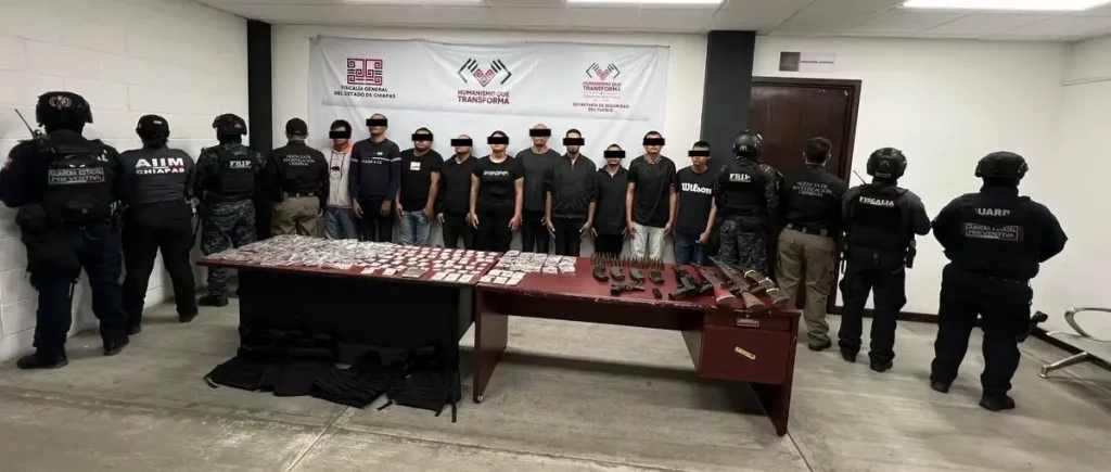 Decomisan armas AK-47 y droga en captura de 12 presuntos integrantes del CJNG en Chiapas