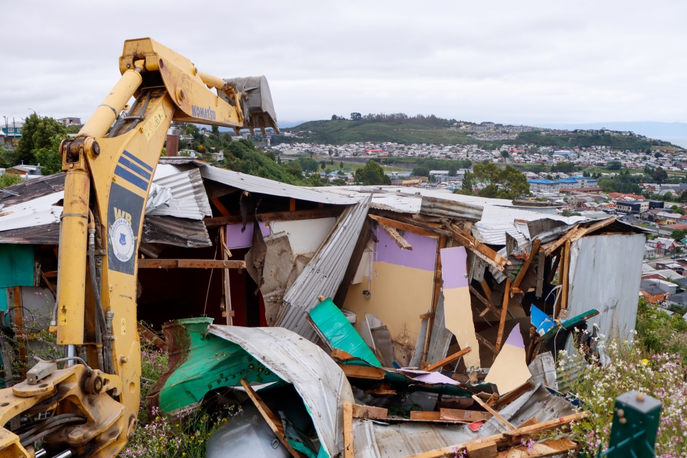 Desalojan y desarman vivienda emplazada ilegalmente en terreno SERVIU Desalojan y desarman vivienda emplazada ilegalmente en terreno SERVIU