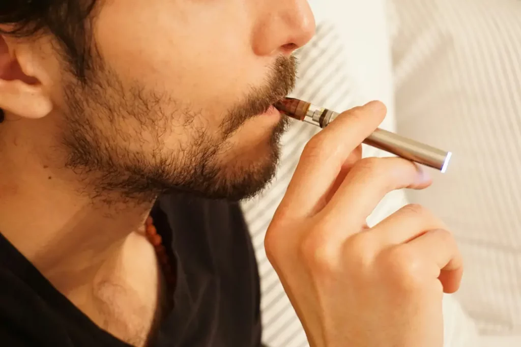 Diputados aprueban prohibición de vapeadores y cigarros electrónicos • Actualidad • Forbes México
