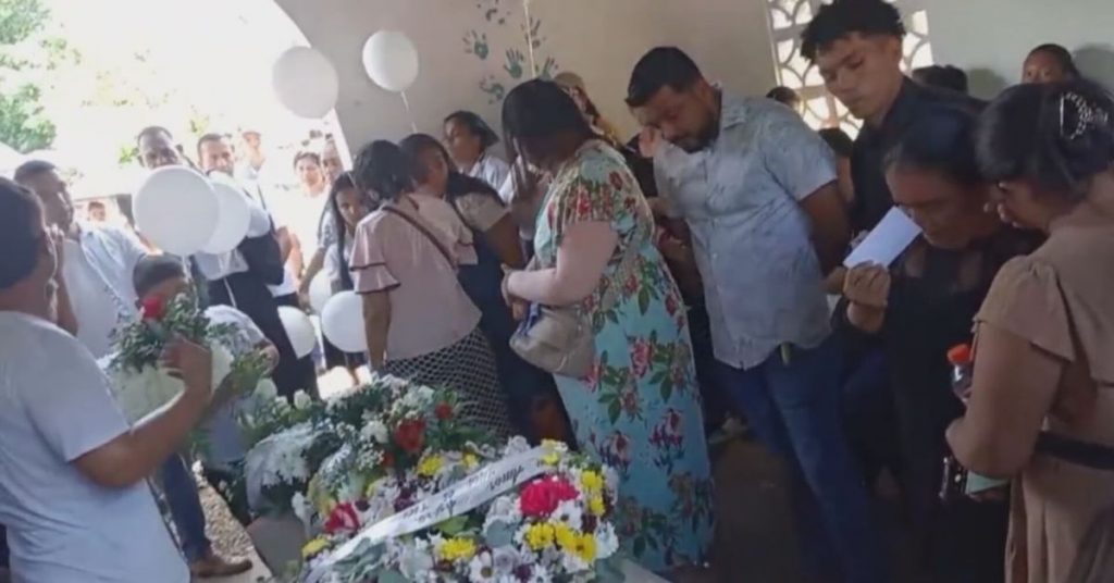 Dolor y clamor de justicia en Gariché tras despedida de niña fallecida por atropello - Provincias