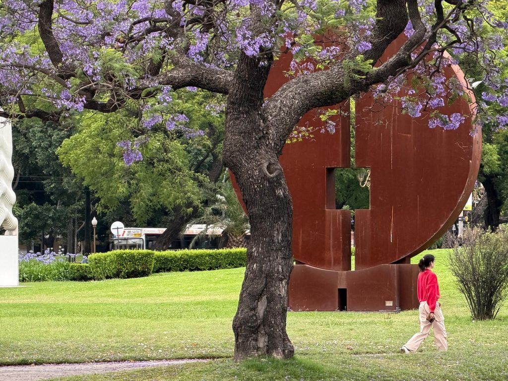 Dos esculturas monumentales de Marino di Teana se incorporan al paisaje urbano junto al Bellas Artes.