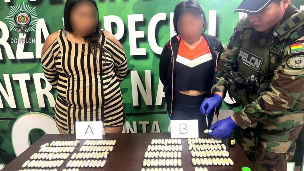 Dos mujeres fueron sorprendidas con 187 cápsulas de droga en un autobús