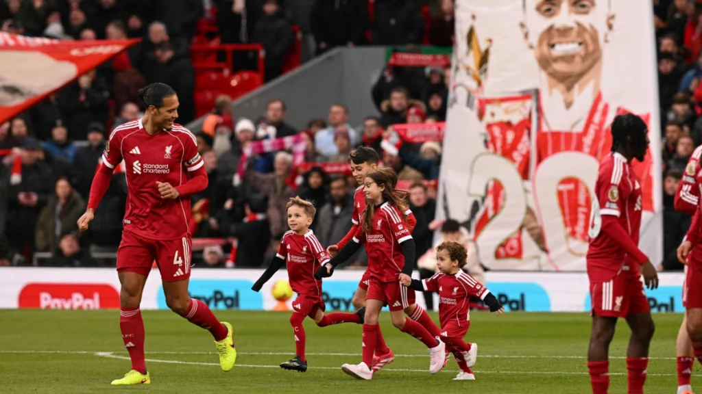Duros momentos: los hinchas del Liverpool rompen en llanto, los hijos de Diogo Jota volvieron a Anfield