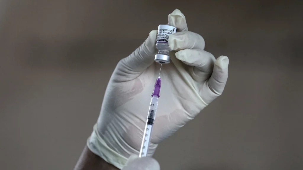 EU investiga si vacunas contra Covid-19 está vinculada con muertes de pacientes • Internacional • Forbes México