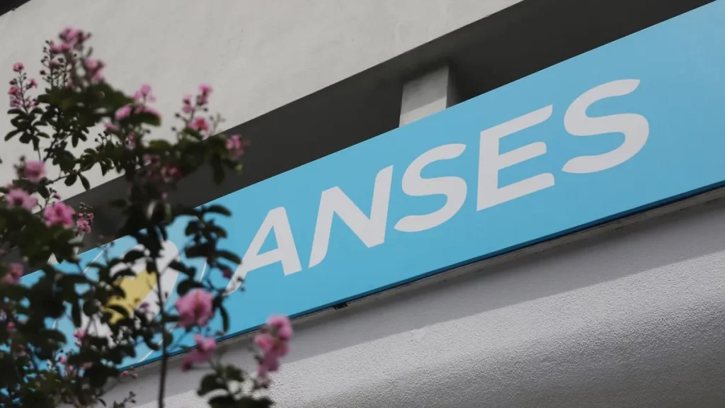 El Gobierno otorgará un bono provisional de hasta $70.000 en enero y actualizó jubilaciones y asignaciones