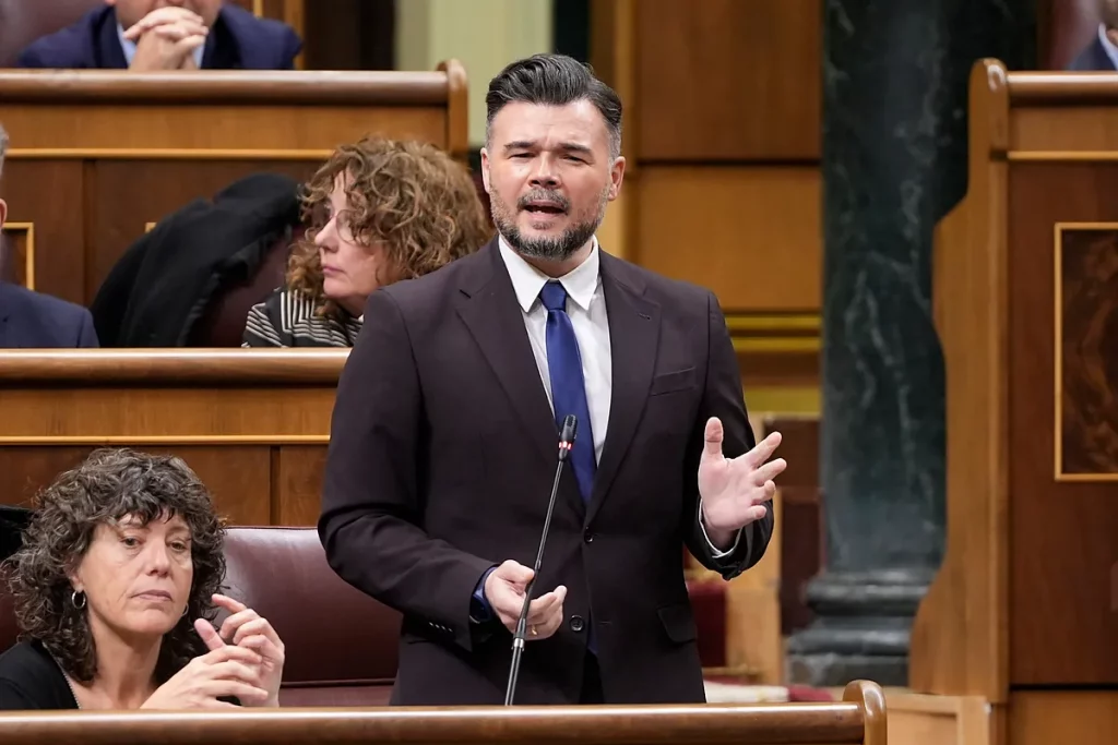 El ala izquierdista de ERC se alinea con Gabriel Rufián y propone un "frente popular" en Cataluña con Comuns y la CUP para las próximas elecciones El ala izquierdista de ERC se alinea con Gabriel Rufián y propone un "frente popular" en Cataluña con Comuns y la CUP para las próximas elecciones
