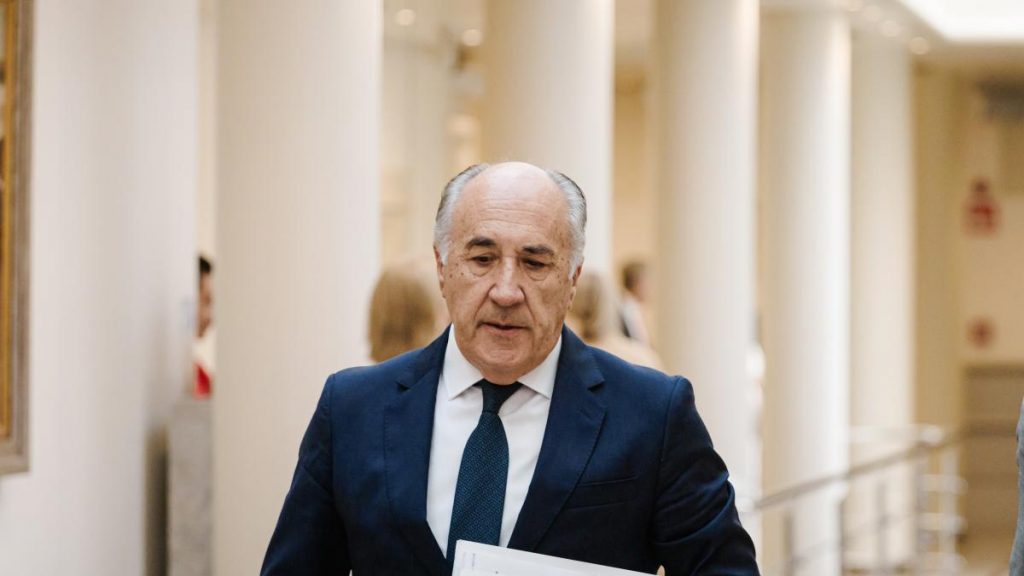 El alcalde de Algeciras deja el grupo del PP en el Senado tras la denuncia de acoso sexual El alcalde de Algeciras deja el grupo del PP en el Senado tras la denuncia de acoso sexual