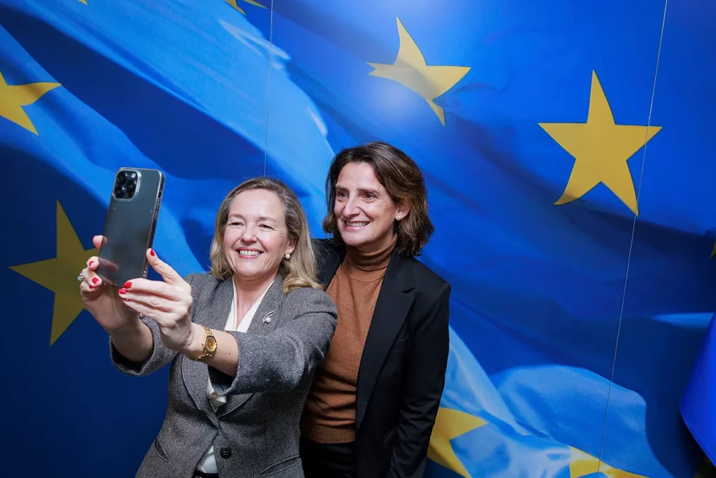 El año del 'revival' nuclear europeo: Ribera autoriza una central de 42.000 millones en Polonia y Calviño ayuda a prorrogar reactores en Finlandia