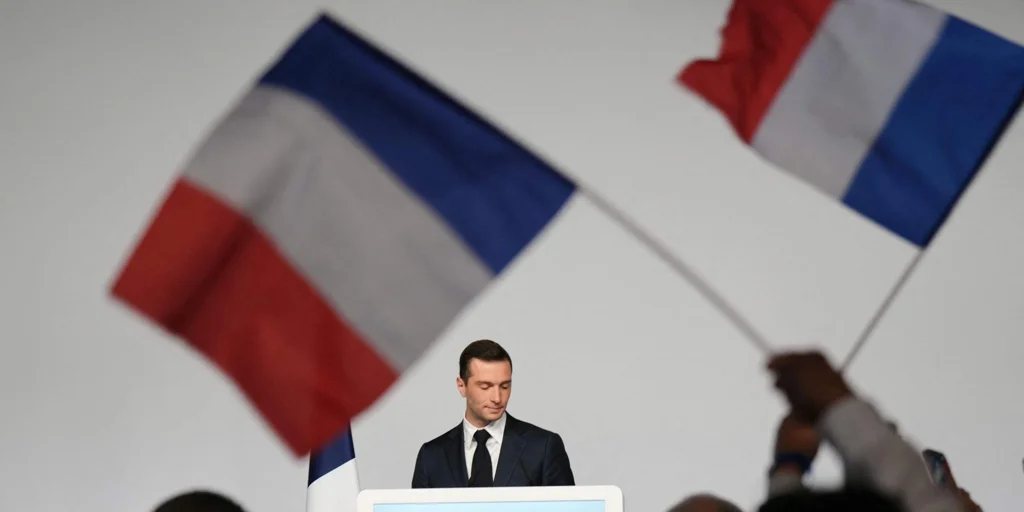 El derechista Bardella, acusado de contratar un ‘entrenador político’ con fondos europeos El derechista Bardella, acusado de contratar un 'entrenador político' con fondos europeos