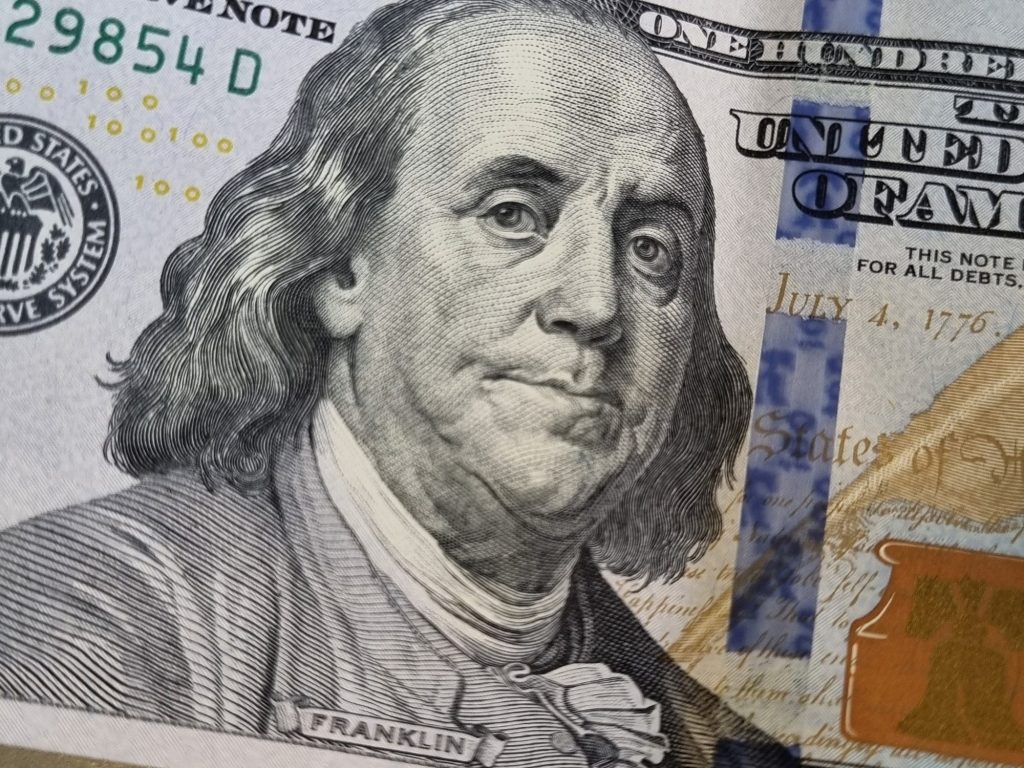 El dólar pasó a $ 1.470 y los bonos y acciones combinan alzas y bajas