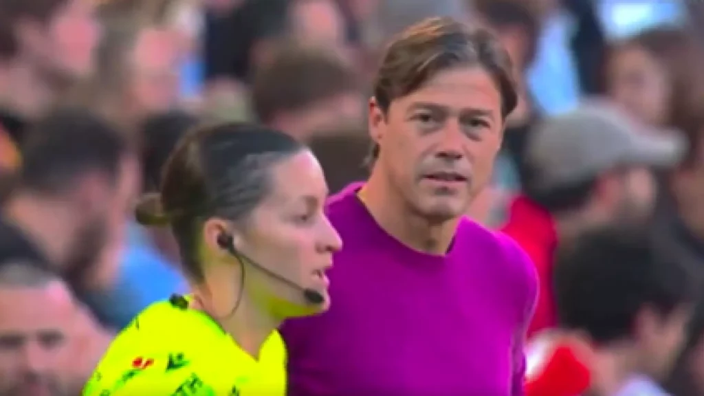 El encontronazo de Matías Almeyda con la juez de línea Guadalupe Porras: “Tengo tres hijas, señorita” El encontronazo de Matías Almeyda con la juez de línea Guadalupe Porras: "Tengo tres hijas, señorita"