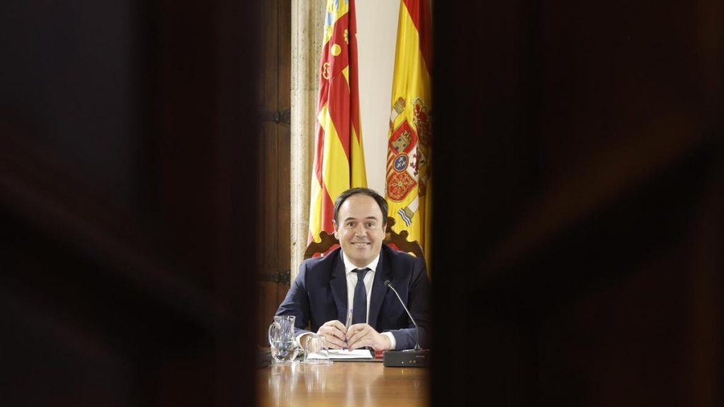 El nuevo presidente valenciano evita el protagonismo a Vox en sus primeros pasos
