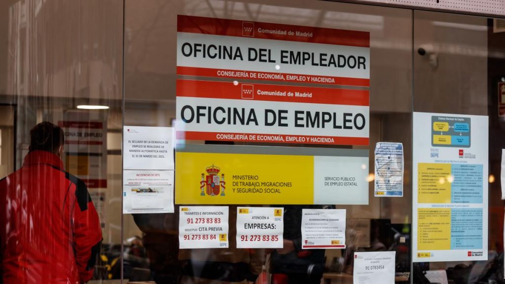 El paro entre mayores de 55 años ya supera el del grupo de 25 a 54 años