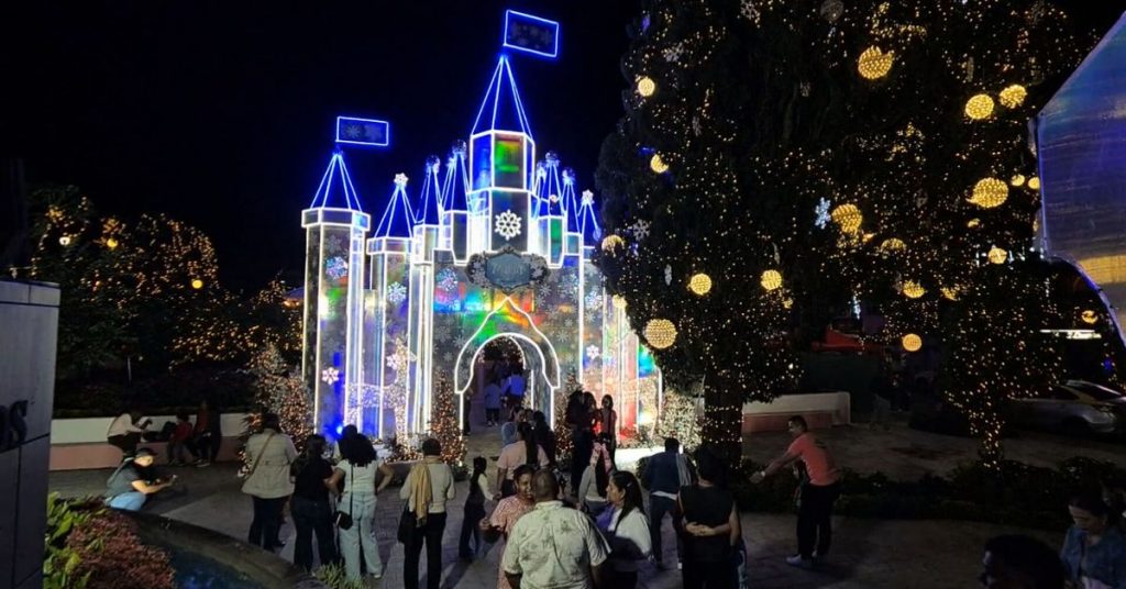 El parque central de Boquete deslumbra con su mágico alumbrado navideño – Nacionales El parque central de Boquete deslumbra con su mágico alumbrado navideño - Nacionales