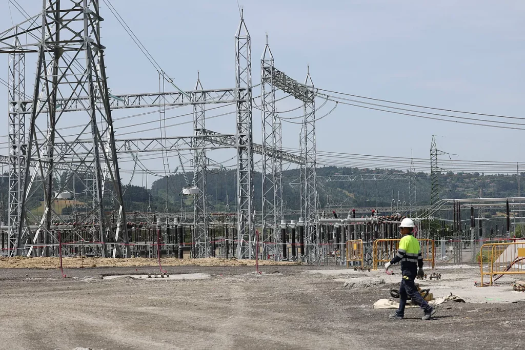 El precio de la electricidad se dispara un 8% desde el apagón y restará una décima al crecimiento del PIB en 2025 y 2026