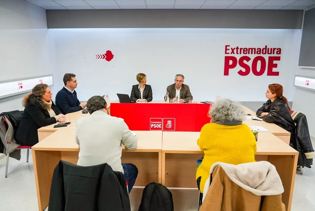 El presidente de la Junta Gestora del PSOE de Extremadura descarta apoyar al PP: "Sería un fracaso que Guardiola nos pidiera la abstención, no se lo vamos a ofrecer"