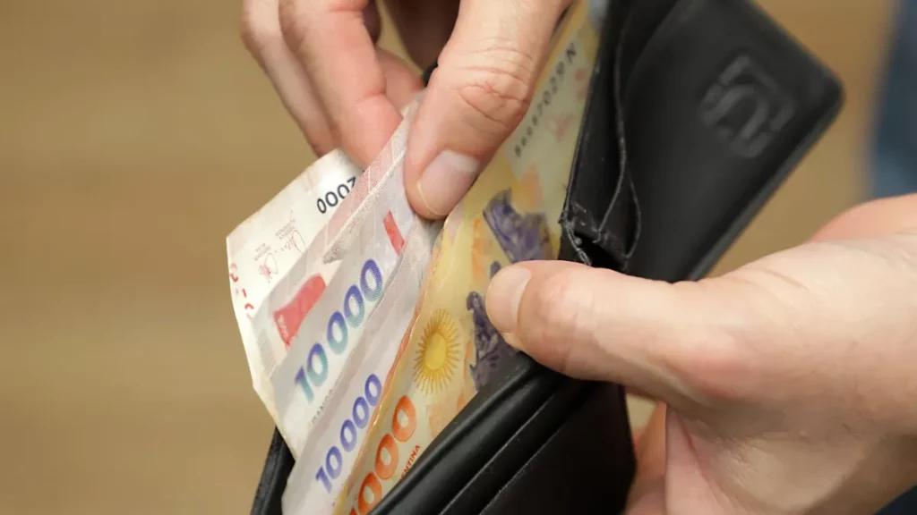 El uso de efectivo en Argentina cayó a su nivel más bajo en casi cinco años