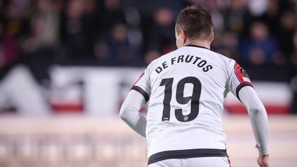 El vestuario del Rayo Vallecano arropa a Jorge De Frutos