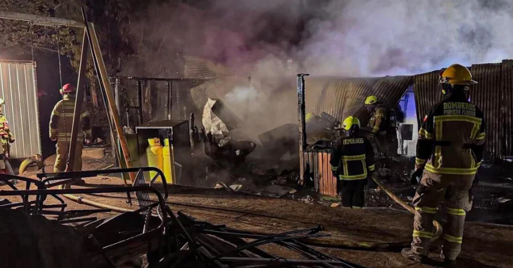 Enseñan a niños de escuela de zonas de riesgo a prevenir incendios en las afueras de Santiago