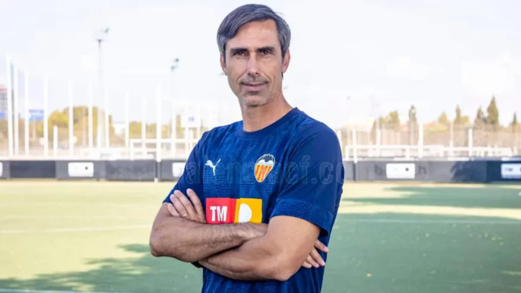 Entrenador del Valencia de España murió junto a tres de sus hijos en un naufragio en Indonesia Entrenador del Valencia de España murió junto a tres de sus hijos en un naufragio en Indonesia