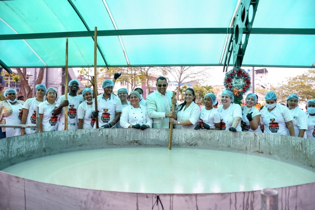 Esmeraldas rompe Récord Guinness con la taza de chocolate más grande del mundo